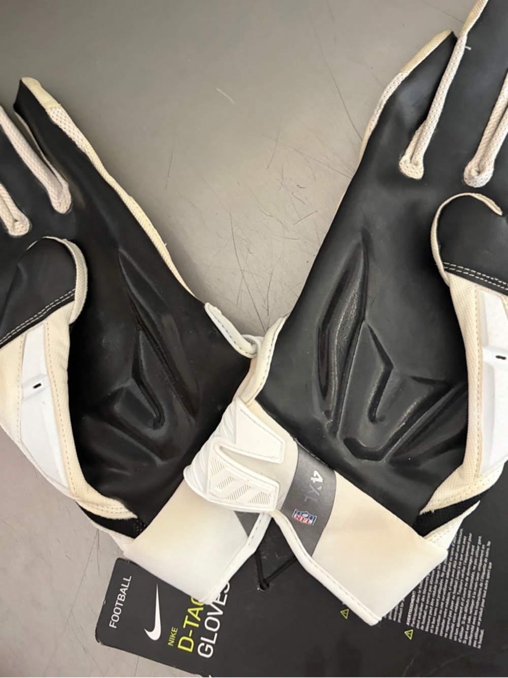 Nike D-Tackle 6.0 NFL Lineman White Black Football Gloves Men's Sz PGF766 4XL - Picture 2 of 4